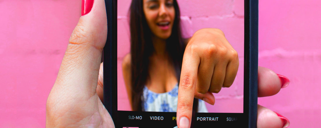 O czym nagrywać filmy na YouTube? Skąd brać pomysły i o czym mówić na nagraniu? Oto 20 świetnych metod, które możesz wykorzystać w budowaniu swojego kanału YouTube.